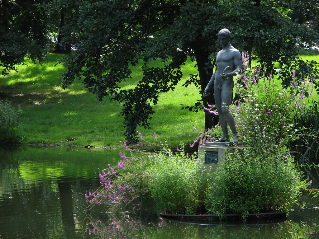 image of a statue in a garden in Berlin